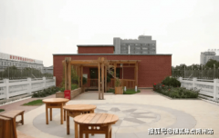 电子阅览室则配备了电脑和收集